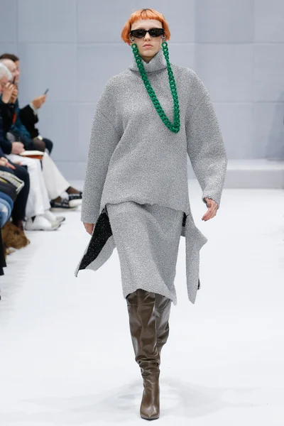 Look 10